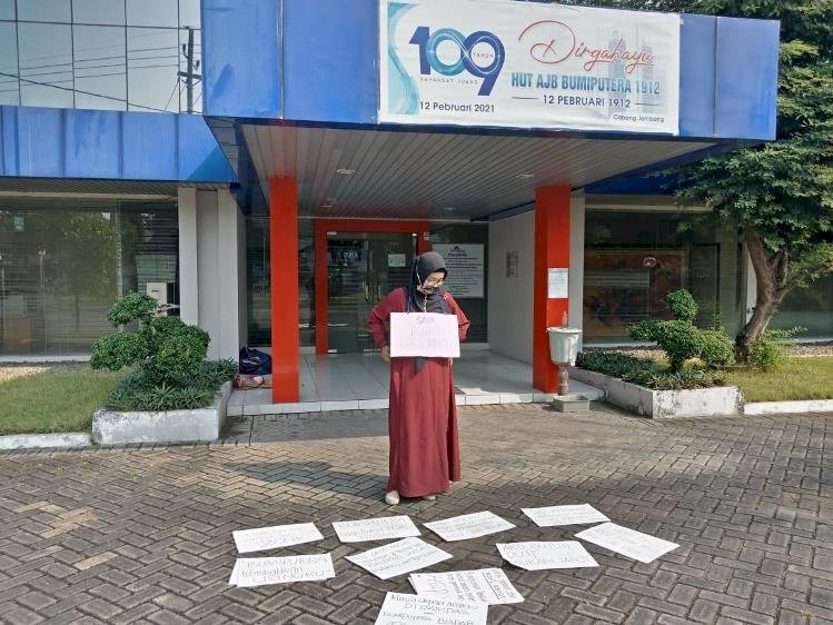 Ibu Ini Demo Tunggal di Kantor Asuransi Jiwa Bumiputera