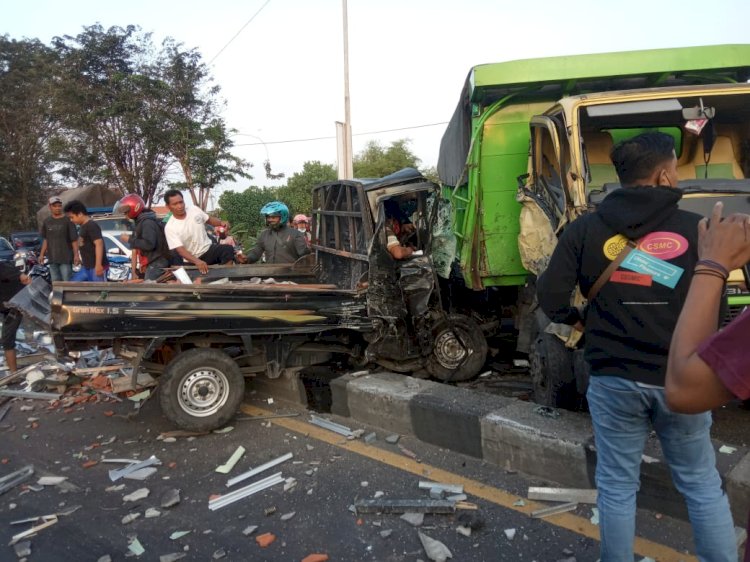 Dua Truk Lawan Pikap Grandmax di Trosobo