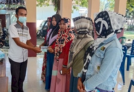 Pemdes Jambeanom Sosialisasikan Desa Aman dan Bagi-Bagi Masker