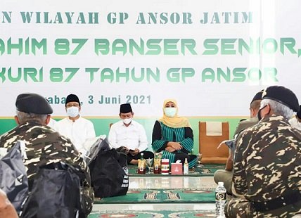 Gus Ipul-Khofifah Kembali Bertemu, Beri Penghargaan 87 Banser Senior