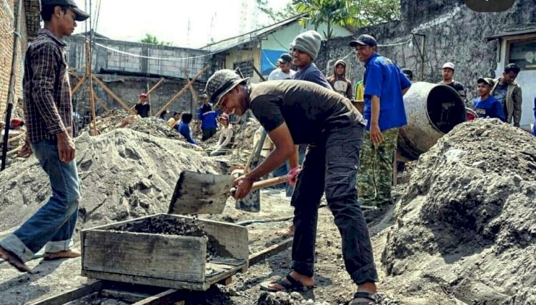 Warga Thoriqoh Shidiqiyah Bangun Rumah Layak Huni