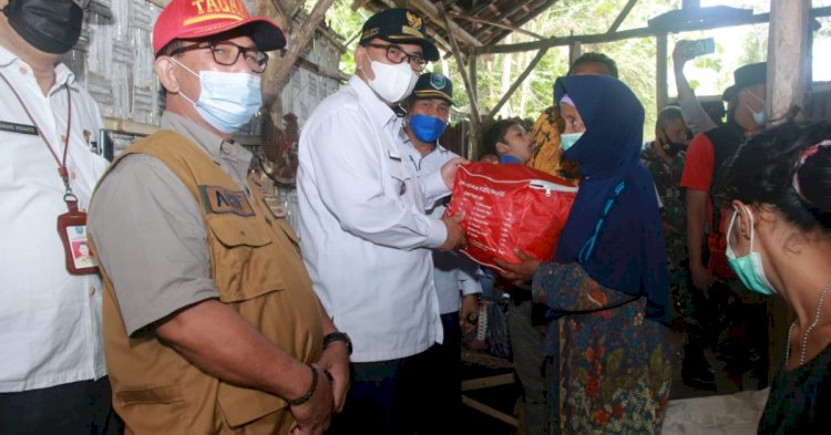 Buntut Viral di Medsos, Wabup Timbul Kunjungi Gubuk Nenek Zainab