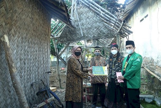 Serahkan RTLH, Wabup Lumajang Minta Hidupkan Gotong Royong