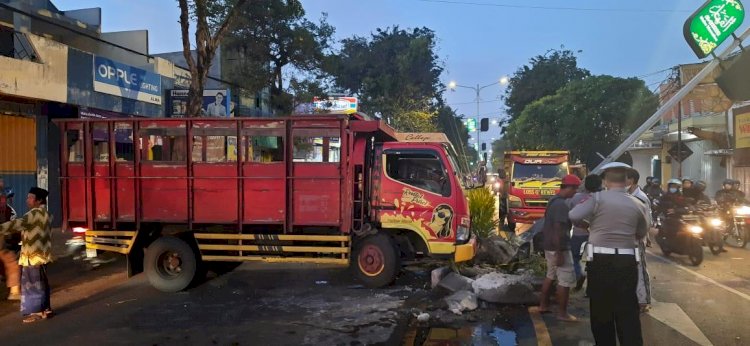 Mendadak Truk Tabrak Tiang PJU