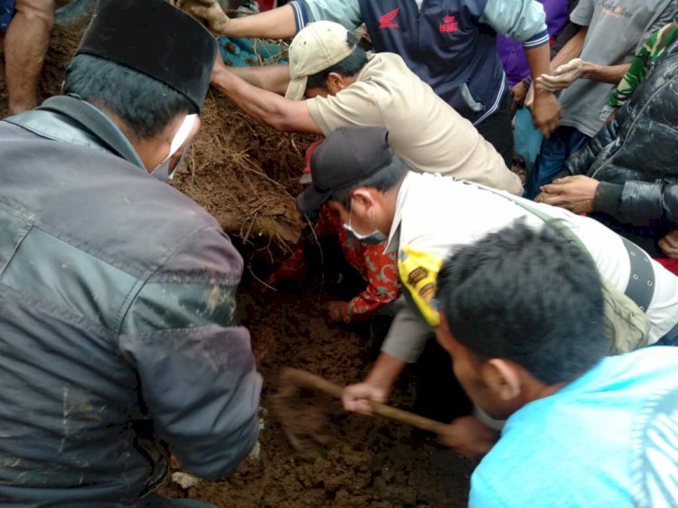 Seorang Warga Tewas Tertimbun Tanah Longsor