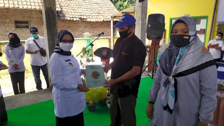 Bupati Jombang Serahkan 600 Sertifikat Program PTSL di Desa Sidokerto