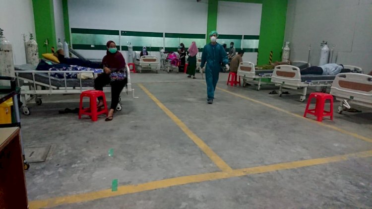 RS Overload, Lahan Parkir Jadi Tempat Perawatan