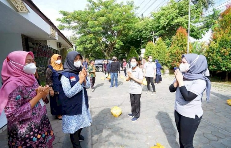 Pemkab Banyuwangi Berikan Sembako Pada Karyawan Toko Modern yang Terdampak PPKM