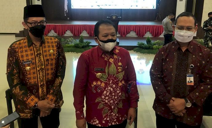 BPMD Jember Serahkan Bantuan Rp 150 Juta untuk Penenagan Covid,   Bupati Hendy: Ini Wujud Sinergitas