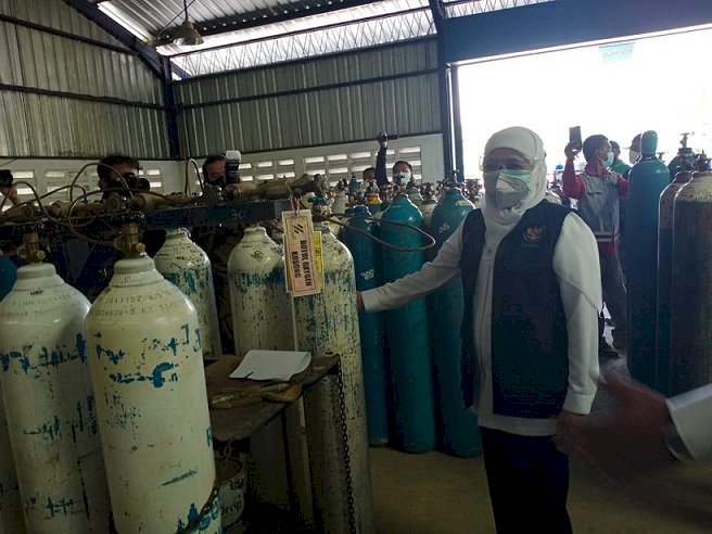 Gubernur Khofifah Kunjungi Stasiun Pengisian Oksigen di Madiun