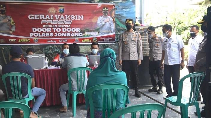 Polres Jombang Blusukan ke Rumah Warga Gelar Vaksinasi