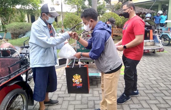 Idul Adha 1442 H, Wartawan Pemprov Jatim Bagikan Daging Kurban