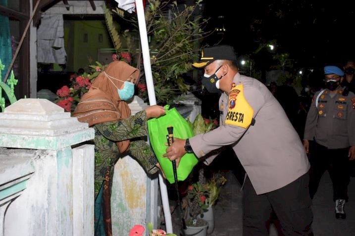 Sambil Bagikan Bansos, Kapolresta Semangati Warga Pasang Bendera