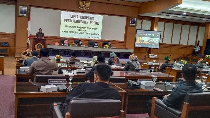 Sidang Paripurna Jawaban PU 7 Fraksi DPRD Gresik, Bupati Siap Tindaklanjuti untuk Perbaikan Gresik Baru