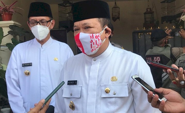 Bupati Jember dan Wabup Kunjungi Warga Isoman, Pasang Bendera Merah di depan Rumah Warga