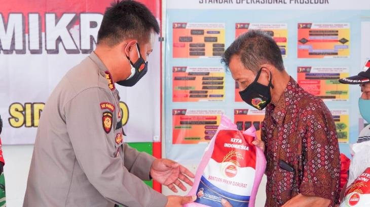 Kapolresta Bagikan Bansos dan Bendera Merah Putih