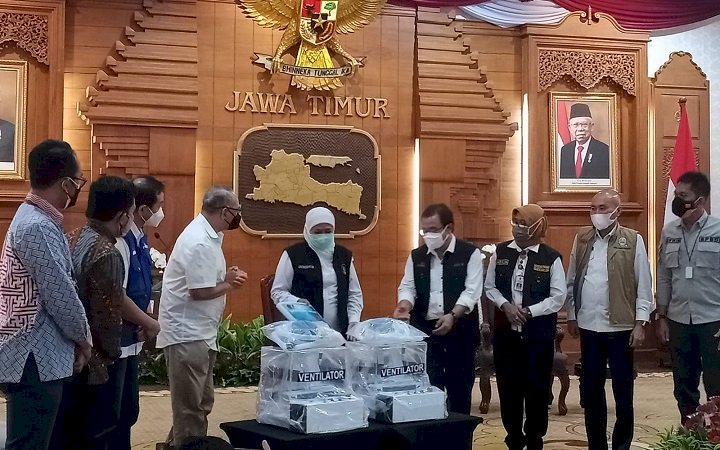 Gubernur Khofifah Terima Bantuan Fentilator dari  IA ITB dan Lembaga Lain