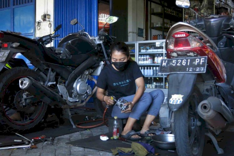 Mekanik Motor Cewek Ini Tak Kalah dengan Laki-Laki