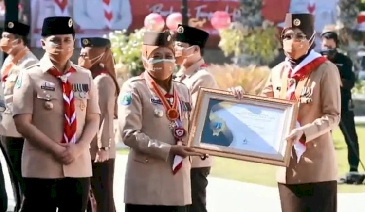 Bupati Tantri Terima Penghargaan Dari Gubernur Jatim