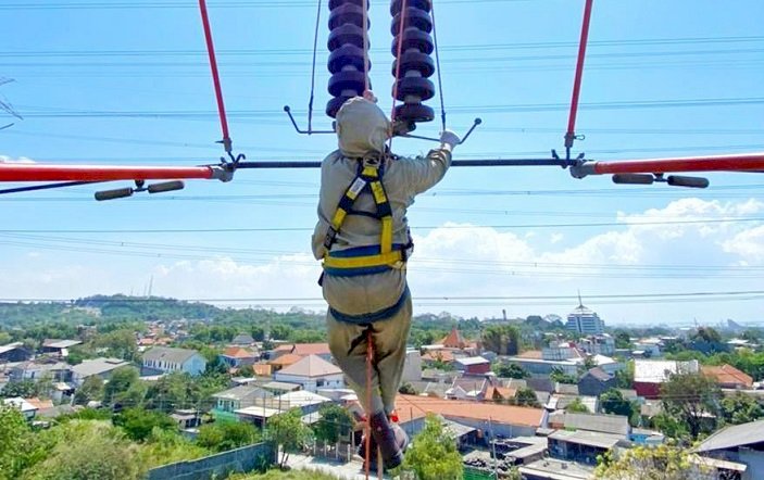 Jaga Kualitas Suplai Listrik ke Pelanggan, PDKB UPT Gresik Ganti 288 Isolator