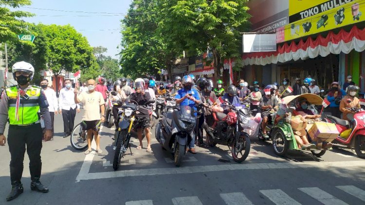 Polisi Jombang Gelar Upacara Bendera di Traffic Light