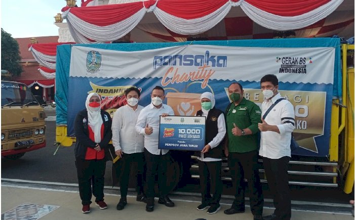 Bangun Solidaritas Serahkan 10.000 Paket Sembako ke Gubernur Jatim