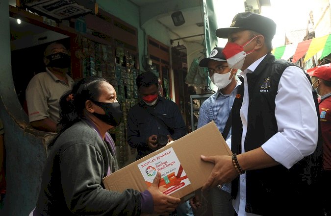 Wali Kota Eri Bergerak Serentak, Bagikan Sembako ke Warga Surabaya Terdampak Covid-19