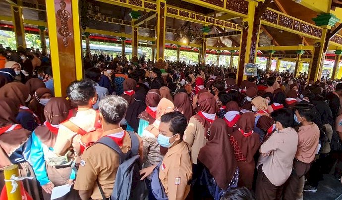 Vaksinasi Kwarcab Pramuka Bangkalan, Membludak, Timbulkan Kerumunan