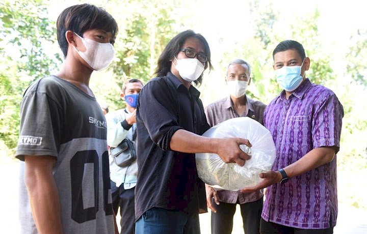 Wali Kota Kediri Ajak Warga Beternak Ikan Hias, Berikan Bantuan Benih Ikan Koi