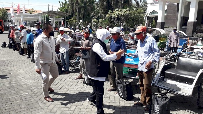 Jumat Berkah, Warga Sekitar Kantor Gubernur Khofifah Ketiban Rezeki