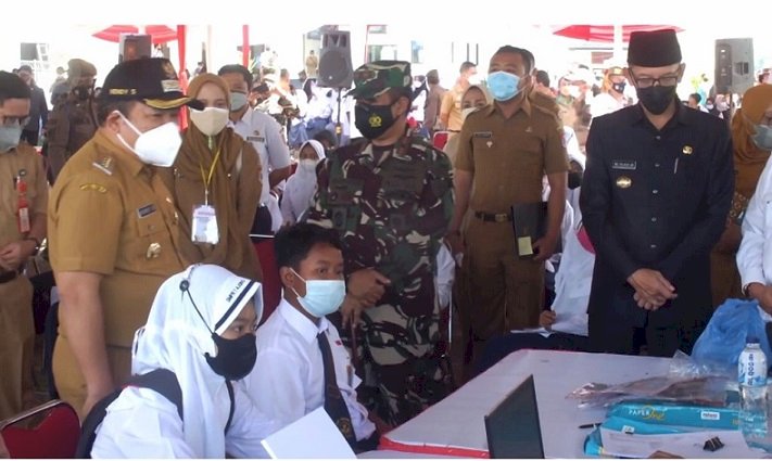 Serbuan Vaksin di Bandara Notohadinegoro Jember, Peserta Disambut Atraksi Fly Past C 130