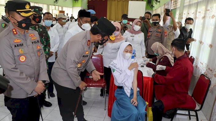 Tinjau Vaksin di SMAN 1 Gresik, Kapolda: 2 Juta Dosis Vaksin Segera Tiba di Jatim