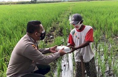 Jumat Berkah, Kapolresta Banyuwangi Datangi Warga Pinggiran Bagikan Makanan