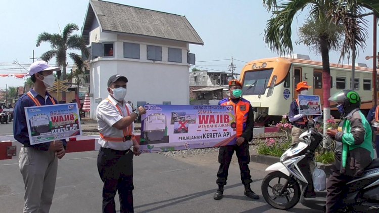 KAI Daop 8 dan Komunitas Sosialisasikan Perlintasan Sebidang