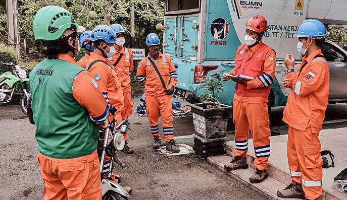 Lakukan Climb Up Inspection, PLN Pastikan Keandalan Pasokan Listrik ke Trenggalek