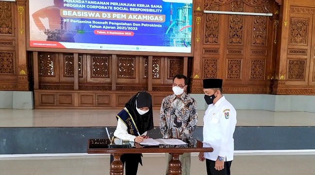 Pertamina Rosneft Beri Beasiswa Masyarakat Sekitar Perusahaan