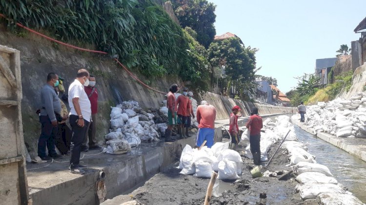 Antisipasi Musim Hujan, Wawali Surabaya Tinjau Pengerukan Brandgang Darmo Kali