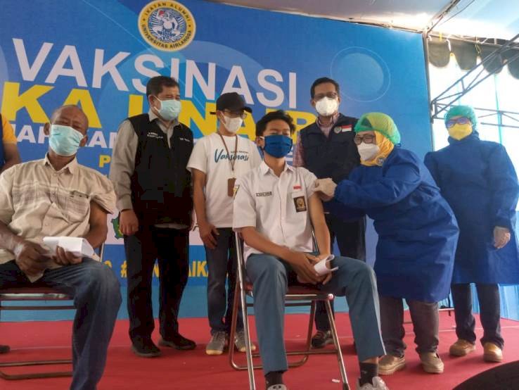 Lima Ribu Warga  Kecamatan Taman Divaksin Ika Unair Sidoarjo dan PLN