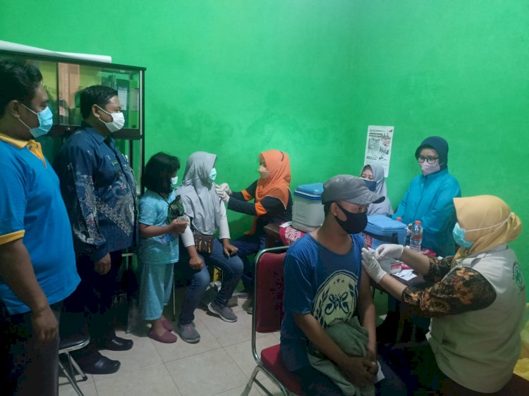 Vaksinasi Warga Desa Semampir Berjalan Lancar