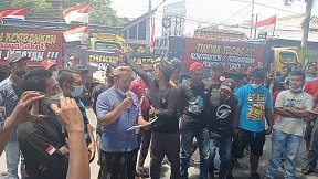 Ratusan Sopir Truk Unjuk Rasa Tuntut Penertiban Muatan Material