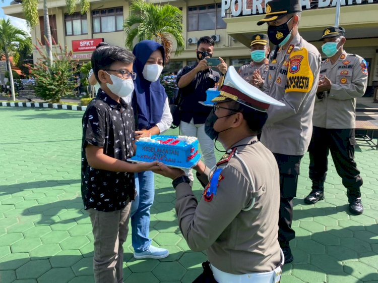 Satlantas Polresta Banyuwangi Dapat Kado  dari Bocah Pengidola Polisi