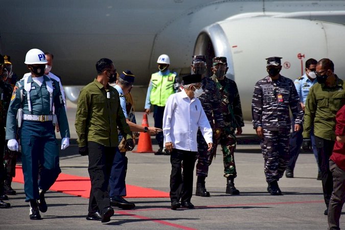 Pangdam V/Brawijaya Sambut Kedatangan Wapres Ma'rif Amin