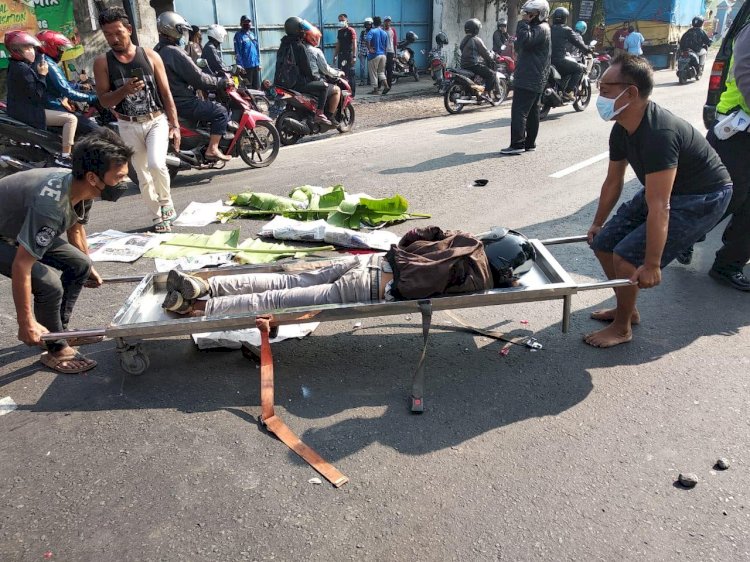 Terjepit Dua Truk, Pengendara Motor Tewas