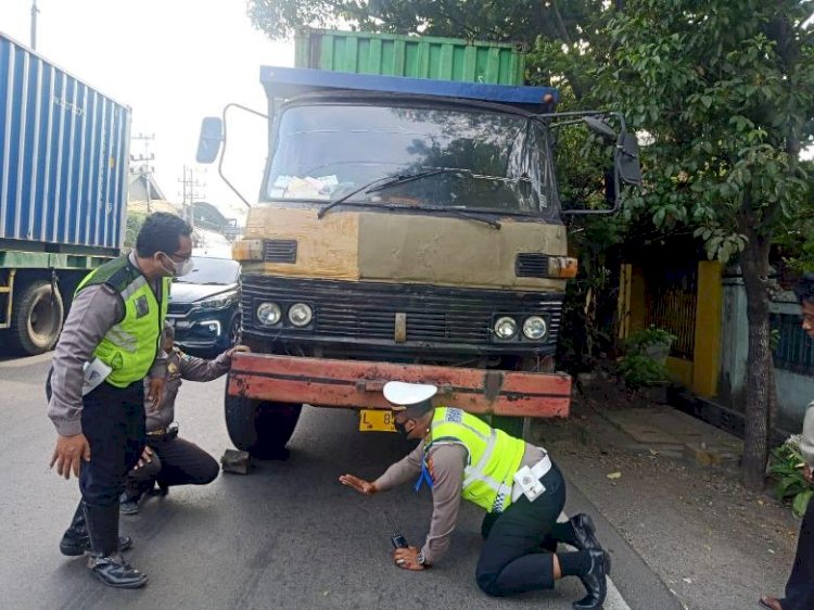 Dua Pengendara Motor Tewas Gara-Gara Tabrak Ban