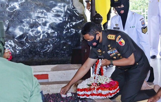 HUT TNI,  Pangdam V/Brawijaya Ziarah ke Makam Bung Karno dan Tinjau Vaksinasi