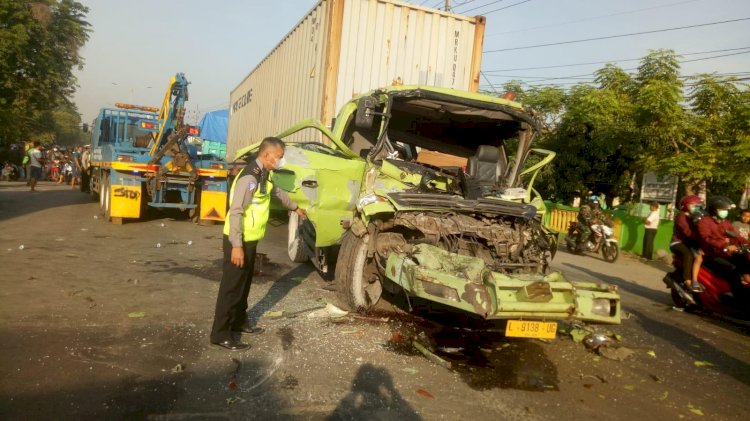 Truk Tabrak Trailer, Bikin Macet Raya Trosobo