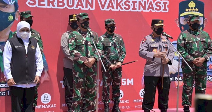 Pangdam Brawijaya Tinjau Pelaksanaan Vaksinasi di Lapangan TOR Surabaya