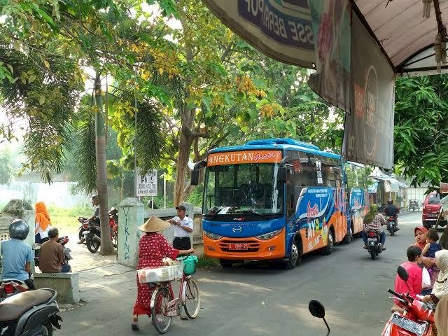 Antusiasme Naik Bus Sekolah Gratis Melonjak