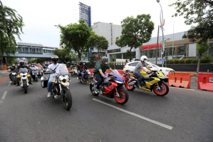 Piaggio Lakukan Test Ride Keliling Surabaya