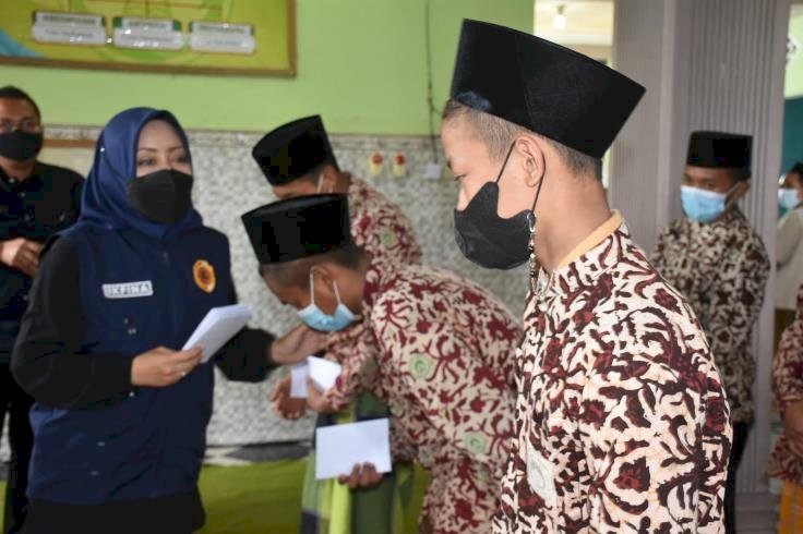 Pemkab Serahkan Bantuan 205 Kasur dan 205 Lemari